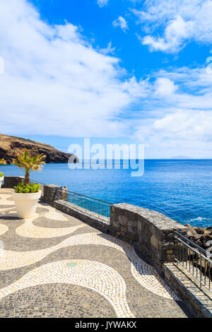 Vista della passeggiata costiera lungo l'oceano vicino città conico, l'isola di Madeira, Portogallo Foto Stock