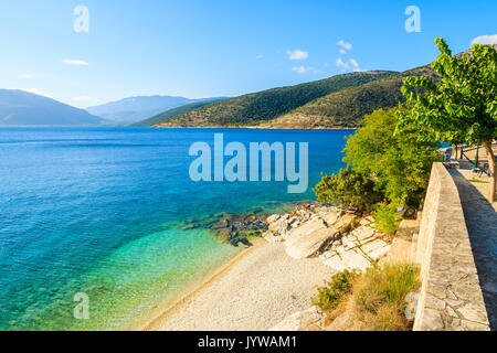 Ciottoli spiaggia di Agia Efimia village, l'isola di Cefalonia, Grecia Foto Stock