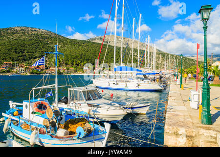 Barche da pesca ancoraggio in Agia Efimia port, l'isola di Cefalonia, Grecia Foto Stock