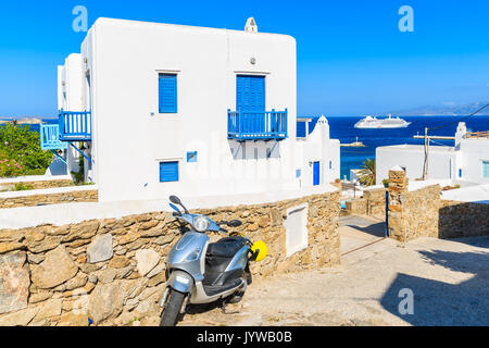 Tipico Greco bianco casa con finestre blu nella bellissima città di Mykonos, Cicladi, Grecia Foto Stock