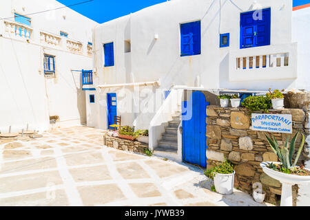 La città di Mykonos, Grecia - 17 Maggio 2016: ingresso al tradizionale taverna greca sulla strada witewashed con blu di Windows nella bellissima città di Mykonos, Cicladi ho Foto Stock