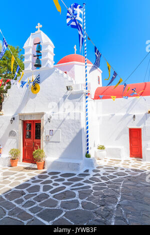 Isola di Mykonos, Grecia - 17 Maggio 2016: la piccola piazza con la chiesa edificio sulla strada imbiancate nella bellissima città di Mykonos, Cicladi, Grecia. Foto Stock