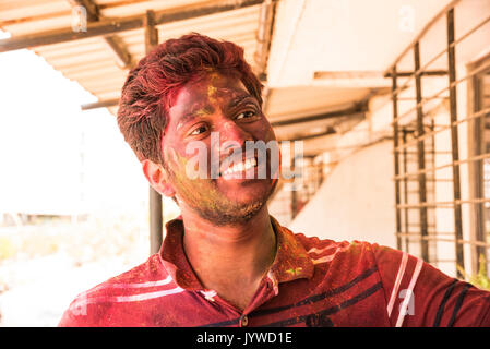 MUMBAI, Maharashtra, India - 16 Marzo: un giovane ragazzo che sorride dopo Holi festival, il festival indiano di colori, il 16 marzo 2016 in Virar, Mumbai, Foto Stock