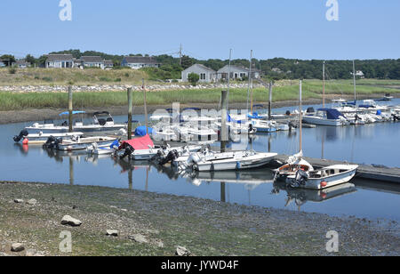 Affitti estivi e il molo di Wellfleet Harbour - Cape Cod Foto Stock