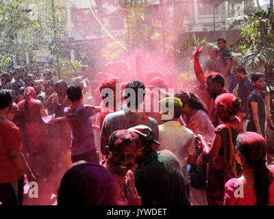 MUMBAI, Maharashtra, India - 16 Marzo: Holi celebrazione, un gruppo di persone per celebrare il festival indiano di colori nella sede della società, a marzo Foto Stock