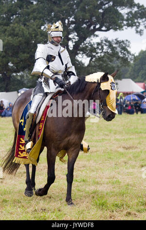 Completamente giostre blindata cavalieri a cavallo per la Kings giostra Foto Stock