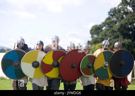 I vichinghi nella formazione di una parete di scudo Foto Stock