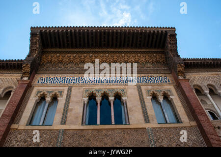 Decorate finestre del palazzo in stile Mudejar di Pedro I, progettato in stile moresco per un cristiano righello, parte dell'Alcazar di Siviglia, il Royal Palace Foto Stock