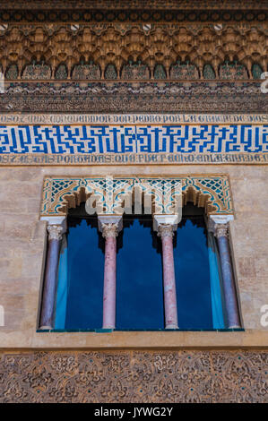 Decorate finestre del palazzo in stile Mudejar di Pedro I, progettato in stile moresco per un cristiano righello, parte dell'Alcazar di Siviglia, il Royal Palace Foto Stock