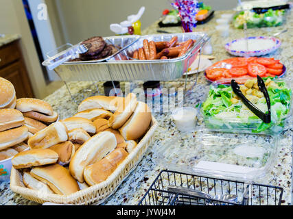 Fissaggi per hamburger e hot dogs in una moderna cucina Foto Stock