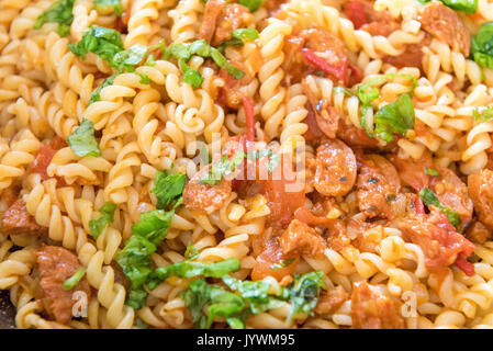 Vista dettagliata del chorizo pasta con basilico e salsa di pomodoro Foto Stock