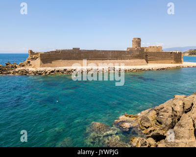 Veduta aerea del castello aragonese di Le Castella, Le Castella, Calabria, Italia: il Mar Ionio, costruito su una piccola striscia di terra che si affaccia sulla Costa Foto Stock