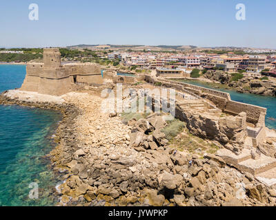 Veduta aerea del castello aragonese di Le Castella, Le Castella, Calabria, Italia: il Mar Ionio, costruito su una piccola striscia di terra che si affaccia sulla Costa Foto Stock
