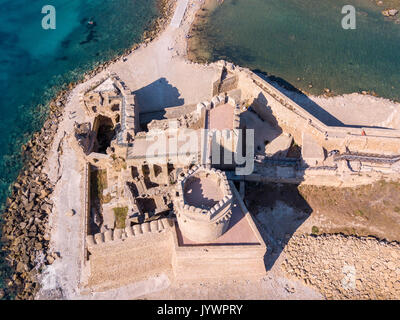 Veduta aerea del castello aragonese di Le Castella, Le Castella, Calabria, Italia: il Mar Ionio, costruito su una piccola striscia di terra che si affaccia sulla Costa Foto Stock