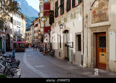 BOLZANO, Italia - 24 giugno 2017: Bolzano è una città in Alto Adige Provincia del nord Italia, situato in una valle in mezzo a vigneti collinari. Foto Stock