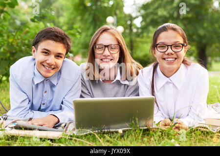 Gli studenti divertirsi nel parco Foto Stock