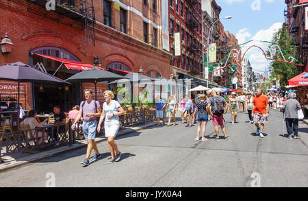 Mulberry Street in Little Italy in New York City chiuse al traffico in estate durante i fine settimana Foto Stock