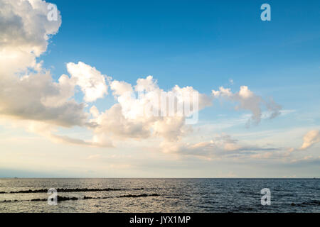 Pomeriggio cielo a Pemuteran Beach, Bali, Indonesia Foto Stock