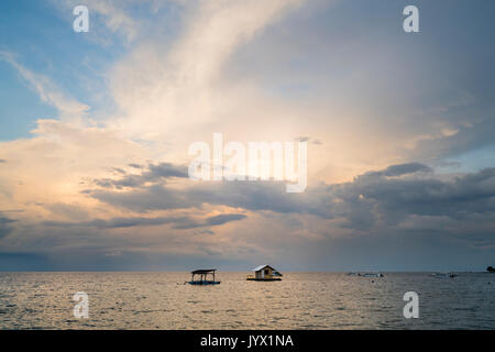 Pomeriggio cielo a Pemuteran Beach, Bali, Indonesia Foto Stock