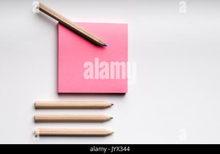 Post-it con matite su una con sfondo Foto Stock