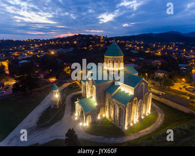 Notte Vista aerea della cattedrale di Bagrati nel centro di Kutaisi, Georgia Foto Stock