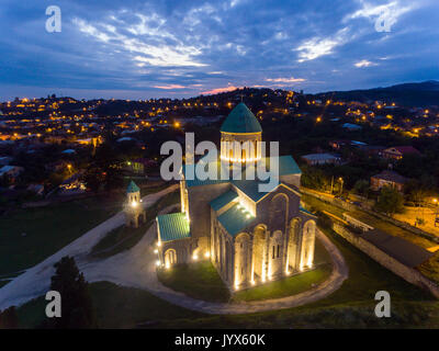 Notte Vista aerea della cattedrale di Bagrati nel centro di Kutaisi, Georgia Foto Stock