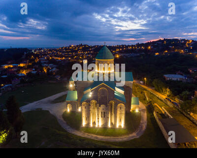 Notte Vista aerea della cattedrale di Bagrati nel centro di Kutaisi, Georgia Foto Stock