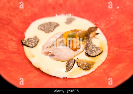 Grigliata di piatto : grigliate di rosy spigola con ricci di mare in tartufo cremoso Foto Stock