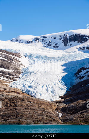 Engabreen o Enga braccio del ghiacciaio di Svartisen calotta di ghiaccio che si vede attraverso Svartisvatnet Engabrevatnet o lago. Saltfjellet-Svartisen National Park, Norvegia Foto Stock