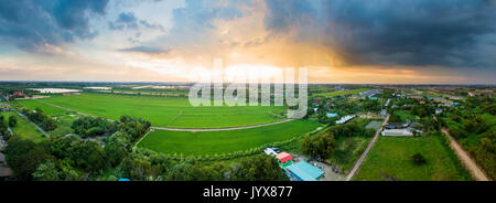 Vista aerea panorama del tramonto su risaie suburbana a Bangkok, in Thailandia Foto Stock