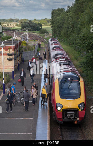 Lasciare il passeggero il1633 London Euston - Blackpool North Virgin Trains west coast service a Kirkham & Wesham su Preston - linea di Blackpool Foto Stock