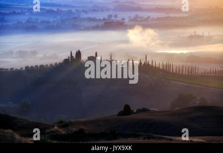 Paesaggio toscano con cipressi e cascina di sunrise, dawn, San Quirico d'Orcia, Val d'Orcia, Toscana, Italia Foto Stock