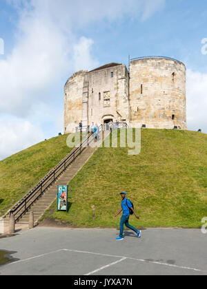 Il XIII secolo la torre di Clifford, la più grande parte superstite del Castello di York Foto Stock