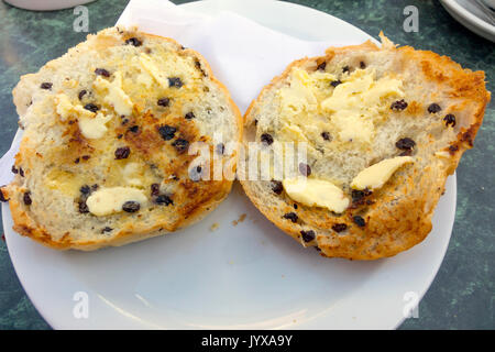 Imburrata teacakes tostato a colazione o il tè del pomeriggio merenda in Inghilterra, Regno Unito Foto Stock