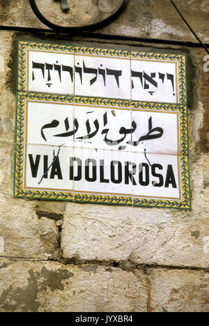La Via Dolorosa di Gerusalemme 1987aprile 03 ambienti biblica ritiene essere il modo in cui Gesù ha camminato sulla via della crocifissione Foto Stock