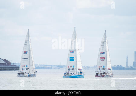 Liverpool, Regno Unito. 20 agosto 2017. Il Clipper il giro del mondo in barca a vela ha iniziato sul fiume Mersey in Liverpool Domenica, 20 agosto 2017. La gara riguarda dodici squadre, vela otto gambe e a battere i record di 40.000 miglia nautiche. La gara sarà giunto alla fine torna a Liverpool nel 2018. Credito: Christopher Middleton/Alamy Live News Foto Stock