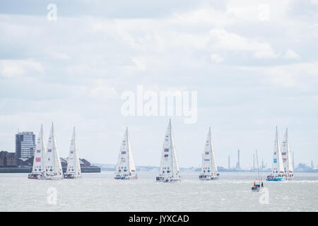Liverpool, Regno Unito. 20 agosto 2017. Il Clipper il giro del mondo in barca a vela ha iniziato sul fiume Mersey in Liverpool Domenica, 20 agosto 2017. La gara riguarda dodici squadre, vela otto gambe e a battere i record di 40.000 miglia nautiche. La gara sarà giunto alla fine torna a Liverpool nel 2018. Credito: Christopher Middleton/Alamy Live News Foto Stock