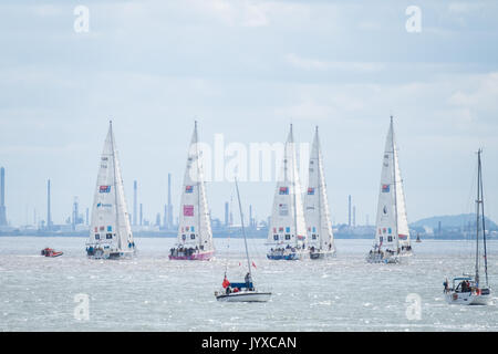 Liverpool, Regno Unito. 20 agosto 2017. Il Clipper il giro del mondo in barca a vela ha iniziato sul fiume Mersey in Liverpool Domenica, 20 agosto 2017. La gara riguarda dodici squadre, vela otto gambe e a battere i record di 40.000 miglia nautiche. La gara sarà giunto alla fine torna a Liverpool nel 2018. Credito: Christopher Middleton/Alamy Live News Foto Stock