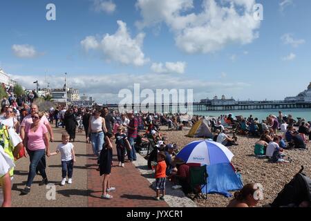 Eastbourne, Regno Unito. 20 agosto 2017. Regno Unito meteo. La folla si radunano sotto il sole sulla spiaggia di Eastbourne. Eastbourne, East Sussex, UK Credit: Ed Brown/Alamy Live News Foto Stock