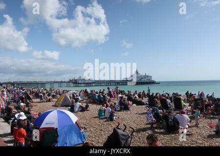 Eastbourne, Regno Unito. 20 agosto 2017. Regno Unito meteo. La folla si radunano sotto il sole sulla spiaggia di Eastbourne. Eastbourne, East Sussex, UK Credit: Ed Brown/Alamy Live News Foto Stock