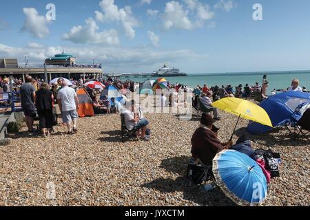 Eastbourne, Regno Unito. 20 agosto 2017. Regno Unito meteo. La folla si radunano sotto il sole sulla spiaggia di Eastbourne. Eastbourne, East Sussex, UK Credit: Ed Brown/Alamy Live News Foto Stock