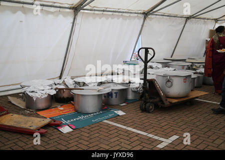 Londra, Regno Unito. 20 agosto 2017. Le pentole in cui i grandi quantitativi di riso e curry sono state cotte per essere dato a coloro che entrano e godetevi la festivalCredit: Paolo Quezada-Neiman/Alamy Live News Foto Stock