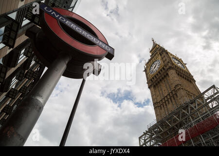 Londra, Regno Unito. 20 Agosto, 2017. Il Big Ben e Westminster's agli edifici del Parlamento visto con i ponteggi per il programma di rinnovamento che potrebbe prendere 4 anni e il costo £29m. Credito: Guy Corbishley/Alamy Live News Foto Stock