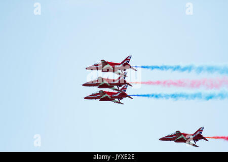 Eastbourne, Regno Unito. 20 agosto 2017. Regno Unito meteo. Le frecce rosse hanno intrattenuto la folla oggi l' ultimo giorno di Eastbourne air show, noto anche come Airbourne. Eastbourne, East Sussex, UK Credit: Ed Brown/Alamy Live News Foto Stock