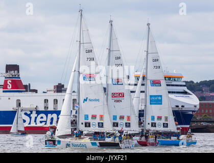 Liverpool, Regno Unito. 20 agosto 2017. Nasdaq, amore Gran Bretagna & Unicef yachts passare un pranzo Mersey traghetto sul fiume Mersey in Liverpool. Il Race Clipper (ora nel suo undicesimo anno) vede dodici i team globali competere in un 40000 miglia nautiche intorno alla gara mondiale su un piede 70 ocean racing yachts. Le squadre hanno lasciato la porta host del Liverpool il 20 agosto 2017 a iniziare la loro prima gamba - un miglio 5200 miglia di viaggio della durata di circa 33 giorni in Sud America, tenuto nelle Isole Canarie & depressione lungo la strada. Credito: Jason pozzetti/Alamy Live News Foto Stock