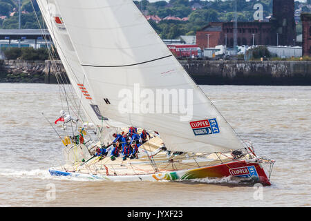 Liverpool, Regno Unito. 20 agosto 2017. L'equipaggio del team Sanya ottenere rapidamente alle prese con i loro doveri come cominciano il 2017/18 Race Clipper. Ora nel suo undicesimo anno la gara vede dodici i team globali competere in un 40000 miglia nautiche intorno alla gara mondiale su un piede 70 ocean racing yachts. Le squadre hanno lasciato la porta host del Liverpool il 20 agosto 2017 a iniziare la loro prima gamba - un miglio 5200 miglia di viaggio della durata di circa 33 giorni in Sud America, tenuto nelle Isole Canarie & depressione lungo la strada. Credito: Jason pozzetti/Alamy Live News Foto Stock
