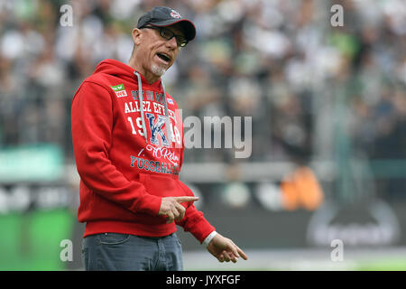 Moenchengladbach, Germania. 20 agosto 2017. Colonia allenatore Pietro Stoeger dà istruzioni durante la Bundesliga tedesca partita di calcio tra Borussia Moenchengladbach e FC Colonia al Borussia-Park in Moenchengladbach, Germania, 20 agosto 2017. (EMBARGO CONDIZIONI - ATTENZIONE: grazie alle linee guida di accreditamento, il DFL consente solo la pubblicazione e utilizzazione di fino a 15 immagini per corrispondenza su internet e nei contenuti multimediali in linea durante la partita.) Foto: Federico Gambarini/dpa/Alamy Live News Foto Stock