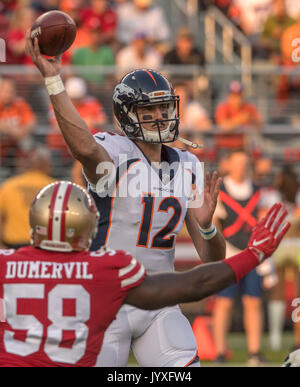 Agosto 19, 2017: San Francisco 49ers difensivo fine Elvis Dumervil (58) giunchi Denver Broncos quarterback Paxton Lynch (12) il Sabato, 19 agosto 2017, a Levis Stadium di Santa Clara, California. I Broncos sconfitto il 49ers 33-14 in una partita di preseason. Al di Golub/CSM Foto Stock