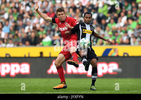 Moenchengladbach, Germania. 20 agosto 2017. Gladbach's Raffael (r) e di Colonia di Dominique Heintz si contendono la palla durante la Bundesliga tedesca partita di calcio tra Borussia Moenchengladbach e FC Colonia al Borussia-Park in Moenchengladbach, Germania, 20 agosto 2017. (EMBARGO CONDIZIONI - ATTENZIONE: grazie alle linee guida di accreditamento, il DFL consente solo la pubblicazione e utilizzazione di fino a 15 immagini per corrispondenza su internet e nei contenuti multimediali in linea durante la partita foto: Federico Gambarini/dpa/Alamy Live News Foto Stock