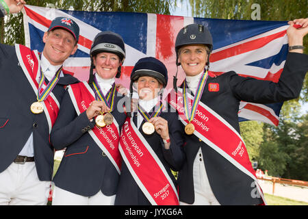 Il team britannico celebrando la vittoria in Eventing EuropeanChampionships a Strzegom 2017 Foto Stock